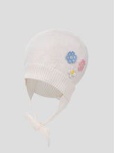 Cargar imagen en el visor de la galería, Gorro decorado con flores de punto 