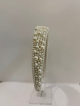 Cargar imagen en el visor de la galería, Diadema de perlas elegante