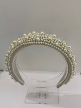 Cargar imagen en el visor de la galería, Diadema de perlas elegante