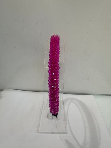Diadema elegante con cuentas de color rosa fuerte