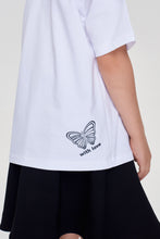 Cargar imagen en el visor de la galería, Camiseta con estampado de mariposas